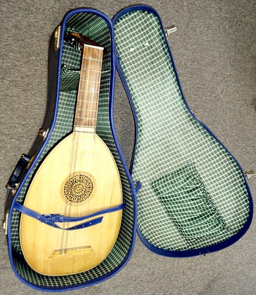 Greek Oud/Oudrn in open case